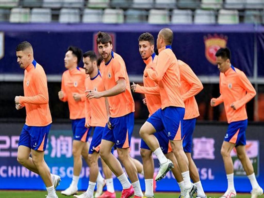 转折点！山东泰山官宣签约；西甲今晨攻防权衡；引发热议；临场指挥获称赞