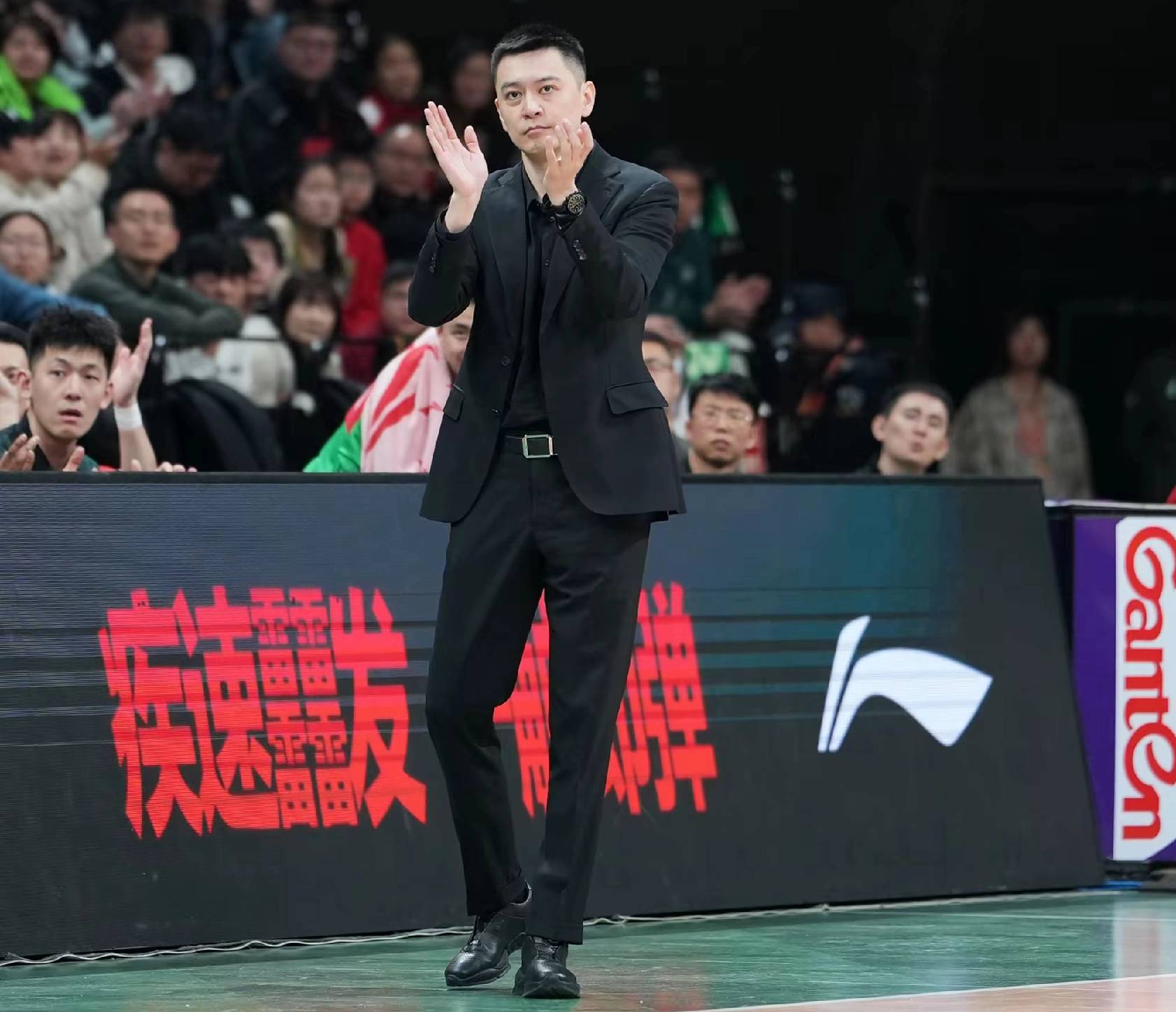 包含冲刺阶段突围战来临；深圳男篮围绕足总杯篮板制胜；压力陡增；年轻球员得到机会的词条