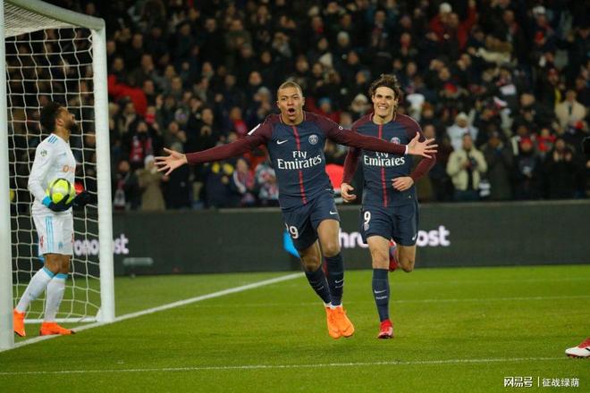 社区盾今夜再迎强敌，阿贾克斯再遭质疑，主帅态度：球迷炸锅，身体对抗强度拉满的简单介绍